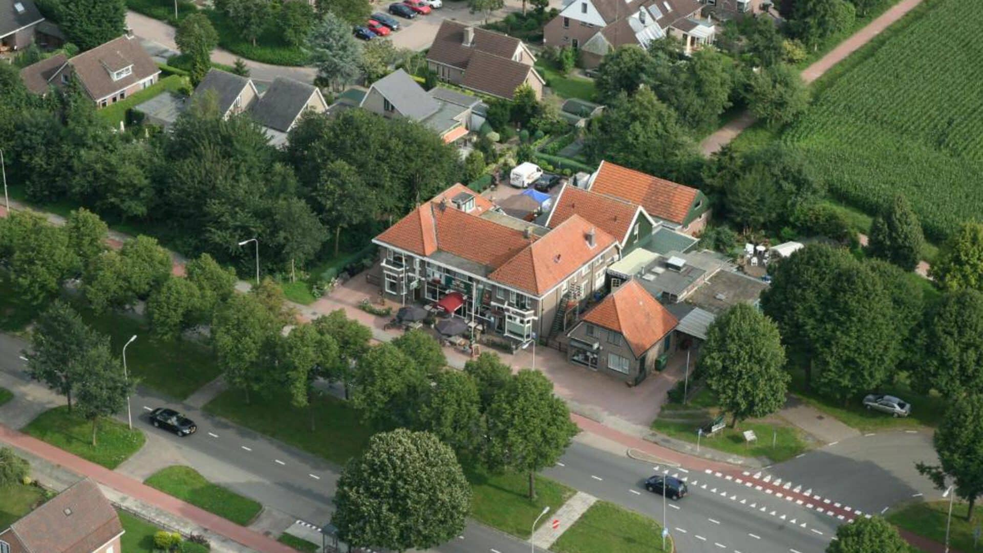Buitenkant van Hotel Eetcafé d'Olde Heerd in Balkbrug